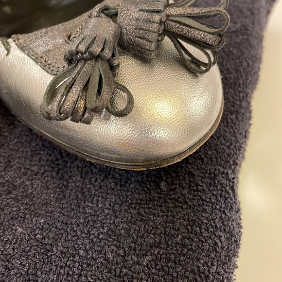 ISABELLA FIORE “Lovely Bis” silver flats with black stitching and tassel - Picture 2 of 8